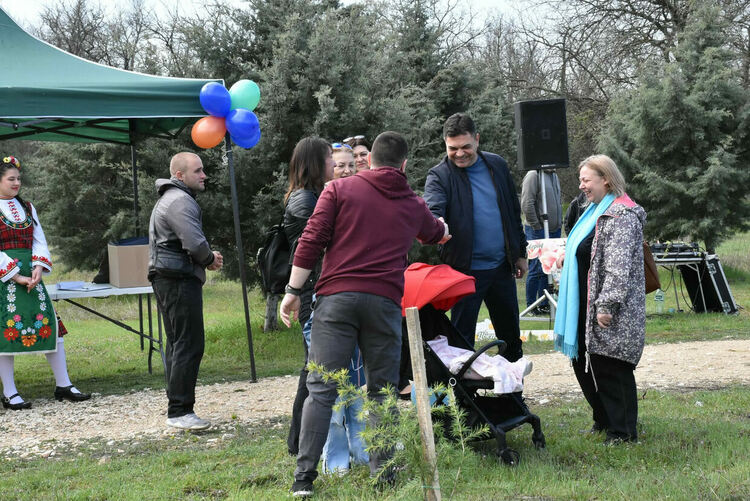 "Алеята на живота" в Димитровград се обогати с още 81 дръвчета