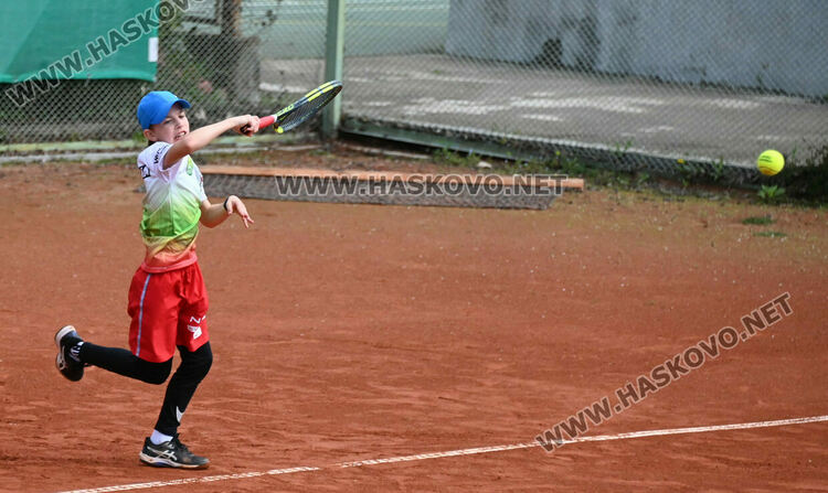 100 млади тенисисти участват в държавен турнир в Хасково