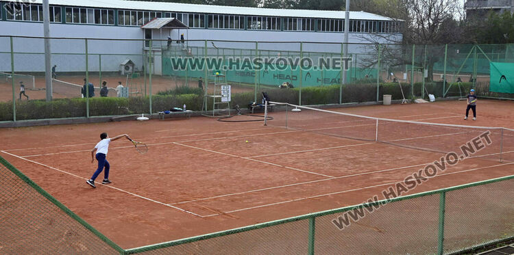 100 млади тенисисти участват в държавен турнир в Хасково