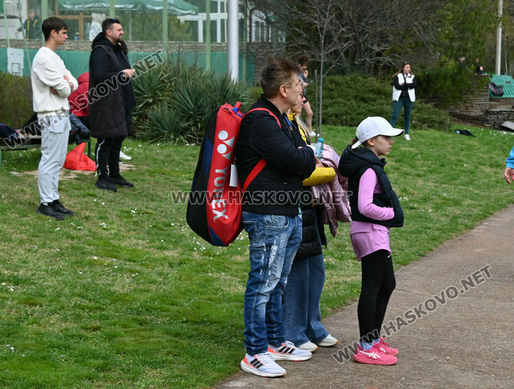 100 млади тенисисти участват в държавен турнир в Хасково