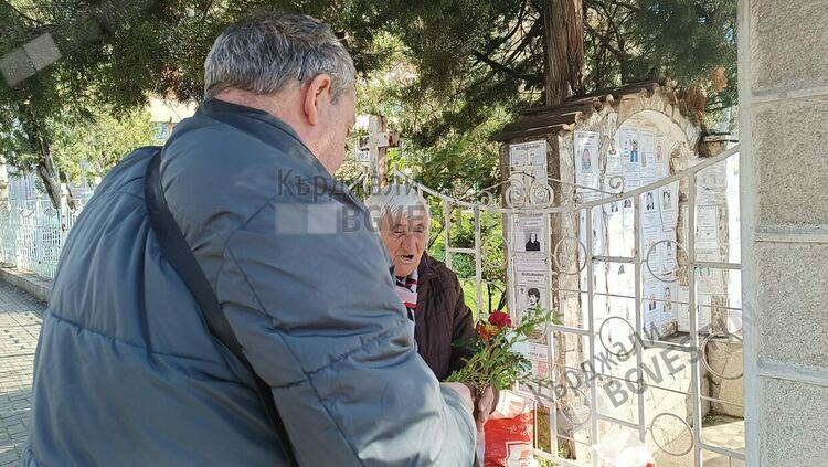 Цветница е! Опашки пред храмовете в Кърджали за освещаване на върбови клонки/снимки/