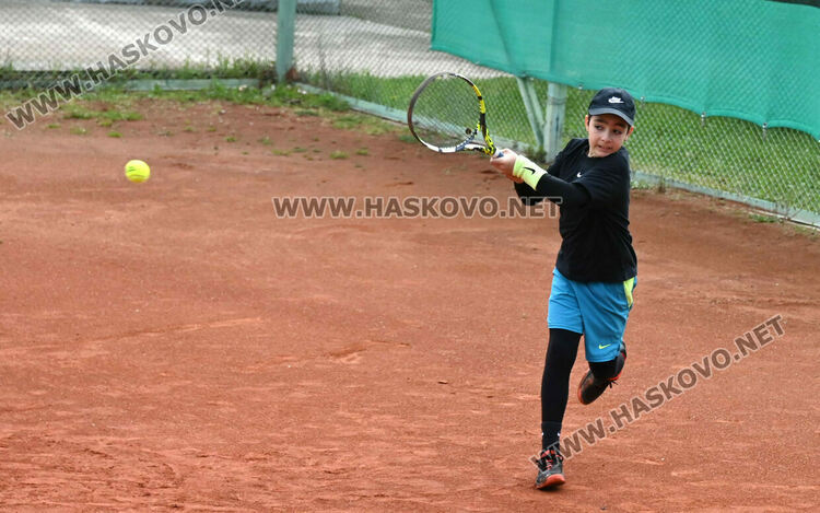 100 млади тенисисти участват в държавен турнир в Хасково