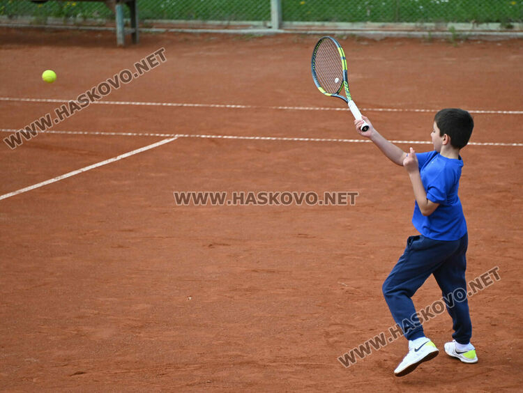 100 млади тенисисти участват в държавен турнир в Хасково