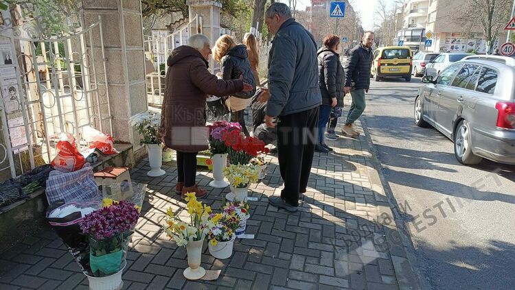 Цветница е! Опашки пред храмовете в Кърджали за освещаване на върбови клонки/снимки/
