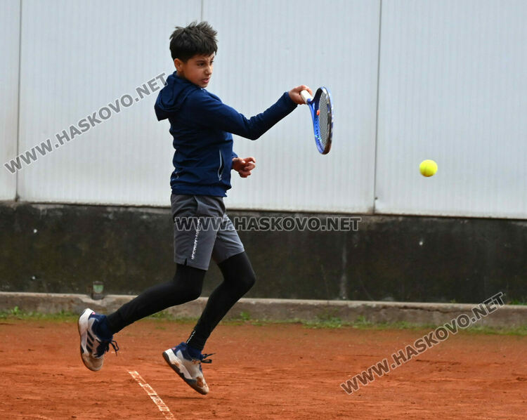100 млади тенисисти участват в държавен турнир в Хасково