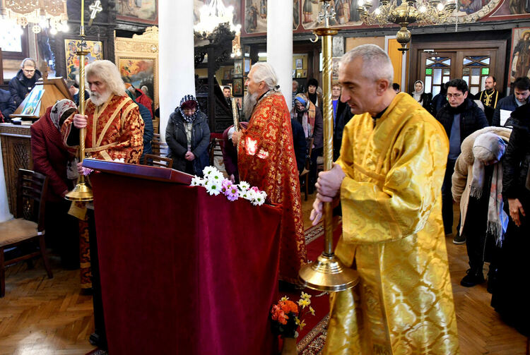 Стотици миряни посетиха църквите на Цветница в Хасково