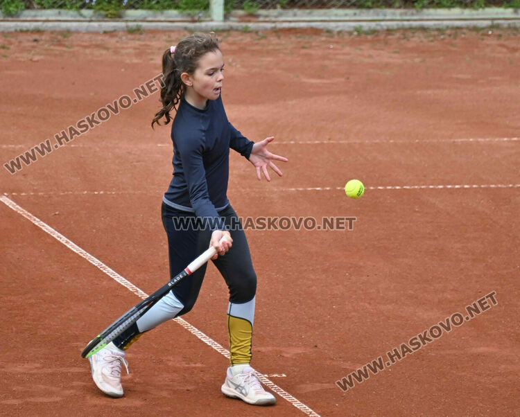 100 млади тенисисти участват в държавен турнир в Хасково