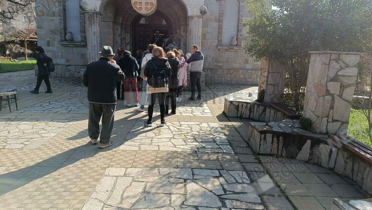 Цветница е! Опашки пред храмовете в Кърджали за освещаване на върбови клонки/снимки/