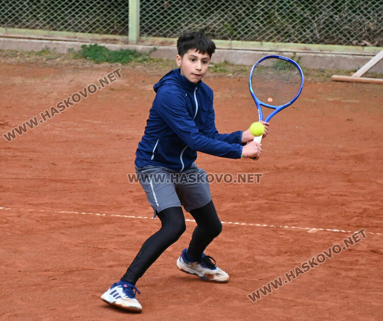 100 млади тенисисти участват в държавен турнир в Хасково