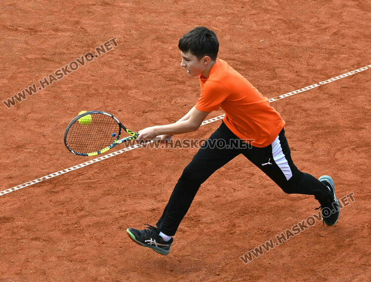 100 млади тенисисти участват в държавен турнир в Хасково