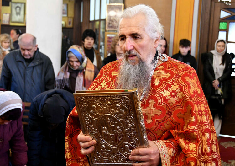 Стотици миряни посетиха църквите на Цветница в Хасково