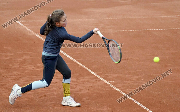 100 млади тенисисти участват в държавен турнир в Хасково