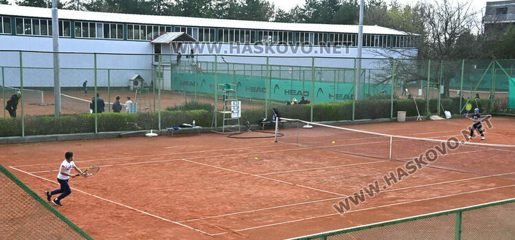 100 млади тенисисти участват в държавен турнир в Хасково