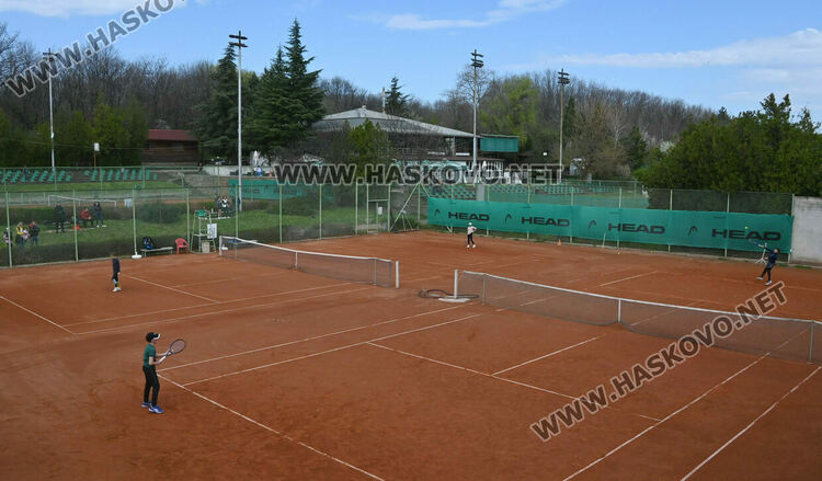 100 млади тенисисти участват в държавен турнир в Хасково