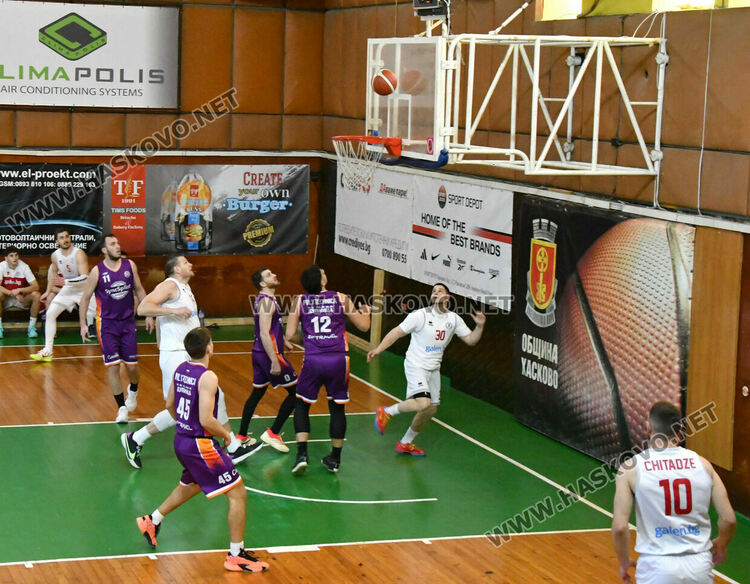 Баскетболният &bdquo;Хасково&ldquo; стартира с успех в плейофите 