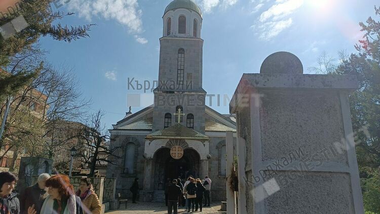 Цветница е! Опашки пред храмовете в Кърджали за освещаване на върбови клонки/снимки/