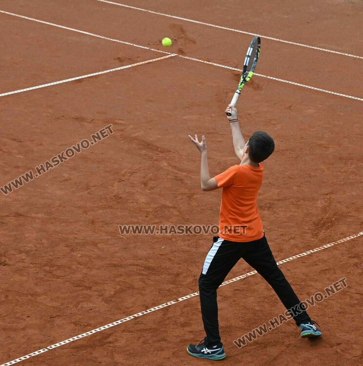 100 млади тенисисти участват в държавен турнир в Хасково