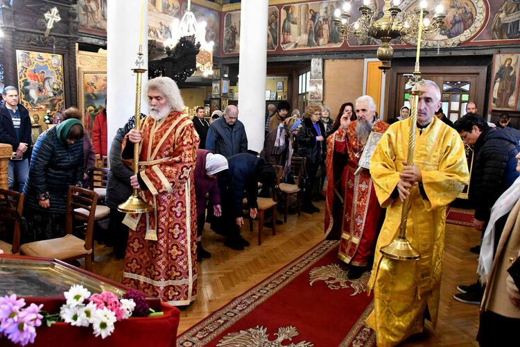 Стотици миряни посетиха църквите на Цветница в Хасково