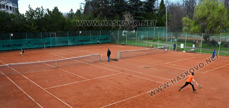 100 млади тенисисти участват в държавен турнир в Хасково