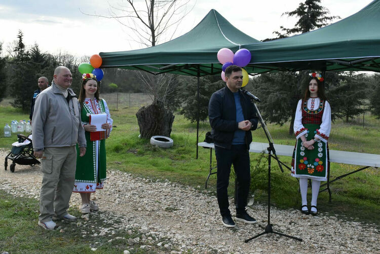 "Алеята на живота" в Димитровград се обогати с още 81 дръвчета