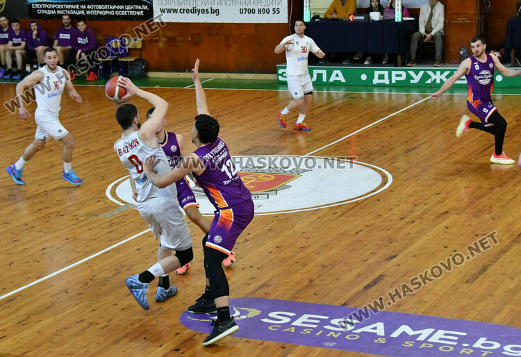Баскетболният &bdquo;Хасково&ldquo; стартира с успех в плейофите 