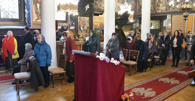 Стотици миряни посетиха църквите на Цветница в Хасково