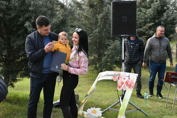 "Алеята на живота" в Димитровград се обогати с още 81 дръвчета