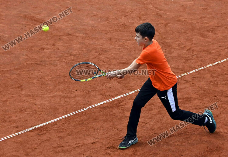 100 млади тенисисти участват в държавен турнир в Хасково