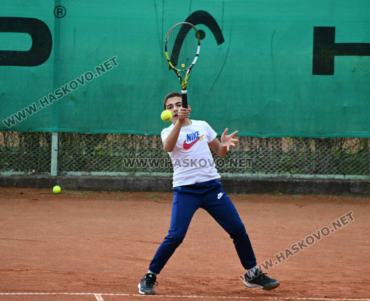 100 млади тенисисти участват в държавен турнир в Хасково