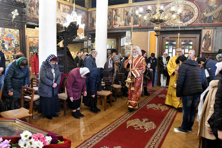 Стотици миряни посетиха църквите на Цветница в Хасково