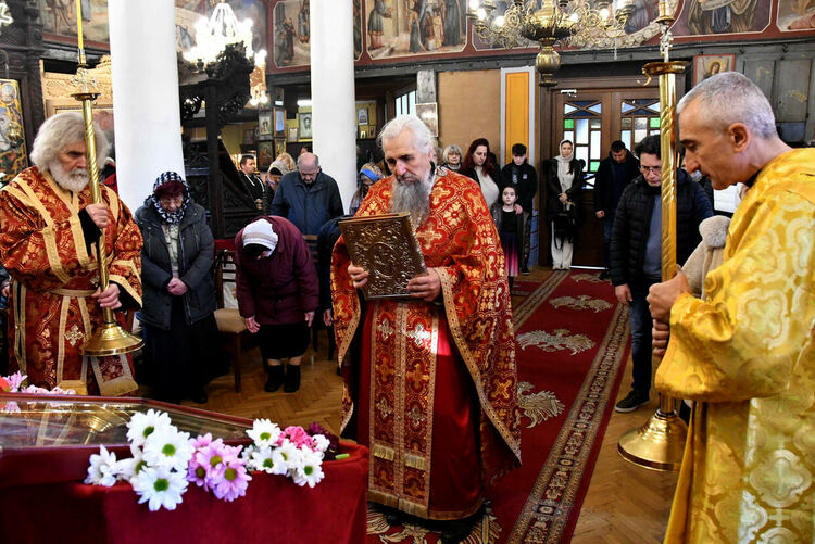 Стотици миряни посетиха църквите на Цветница в Хасково