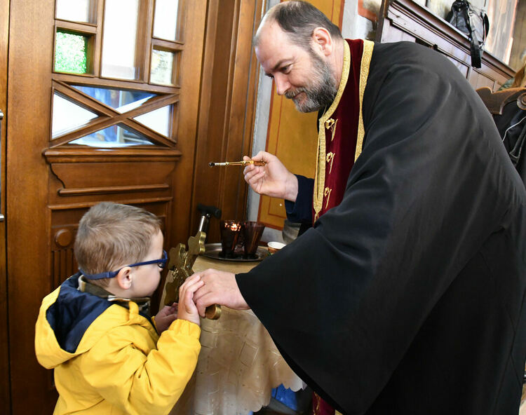 Стотици миряни посетиха църквите на Цветница в Хасково