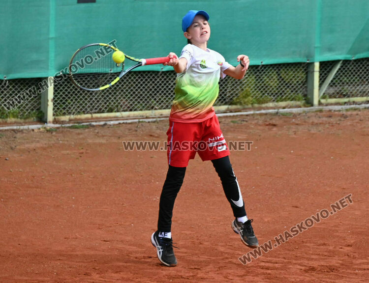 100 млади тенисисти участват в държавен турнир в Хасково