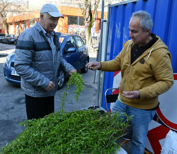 Стотици миряни посетиха църквите на Цветница в Хасково
