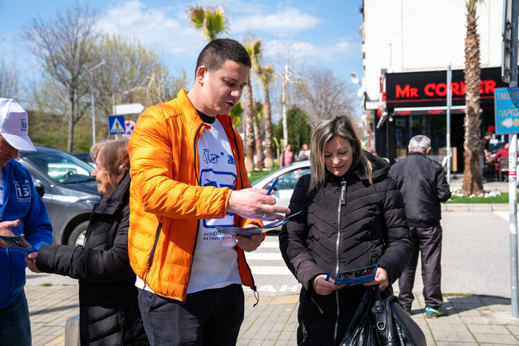 Кандидати за народни представители от ГЕРБ се срещнаха и разговаряха с десетки граждани в Открита приемна пред Водната кула