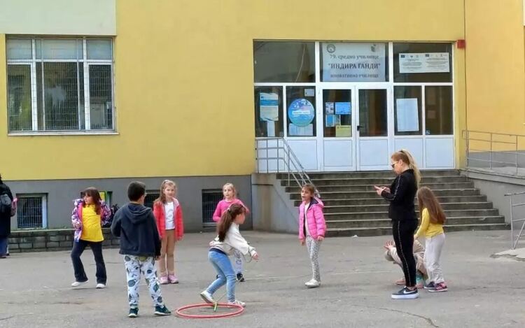 Възможностите за подкрепата на една община са огромни - работа с детски градини, училища, центрове за личностно развитие, взаимодействие с местни центрове, с РУО, с общностните центрове за уязвими групи. &bdquo;Имаме целия аресенал от възможности да подкрепим този процес от ранно детско развитие до професеионално образование&ldquo;, вярва Боряна Шалявска. За да се случи това, в общинската образователна стратегия на Благоевгра са заложени индикатори за успех, междинни оценки, както и планове за действие година по година, за да е ясно кой за какво отговаря и коя мярка откъде се финансира.