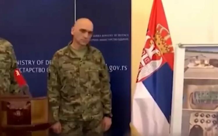 Представители на сръбските спецслужби показват намерените експлозиви до газопровода &bdquo;Балкански поток&ldquo;