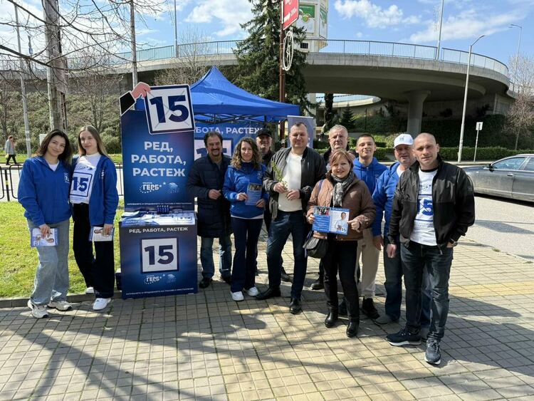 Кандидати за народни представители от ГЕРБ се срещнаха и разговаряха с десетки граждани в Открита приемна пред Водната кула