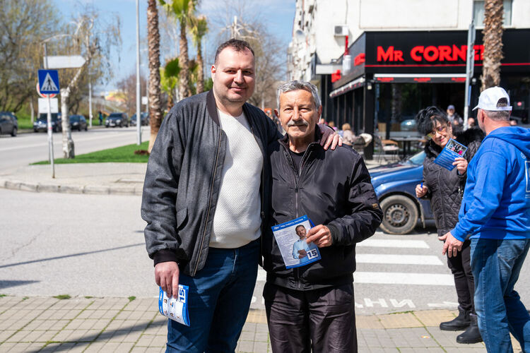 Кандидати за народни представители от ГЕРБ се срещнаха и разговаряха с десетки граждани в Открита приемна пред Водната кула