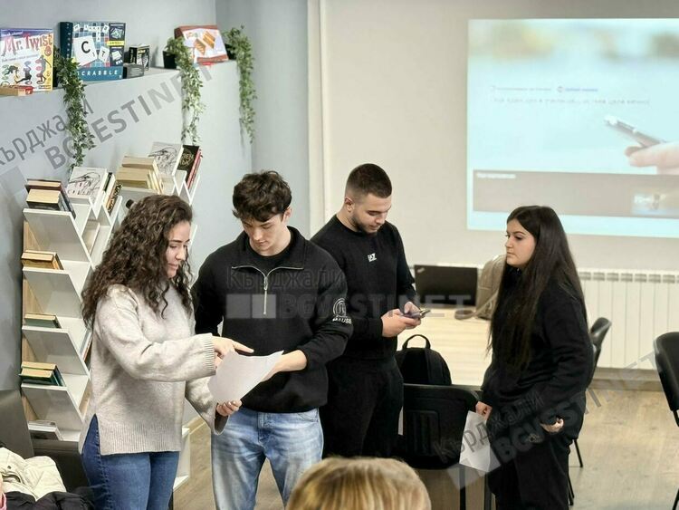 Младите от Кърджали учат как да разпознават фалшивите новини