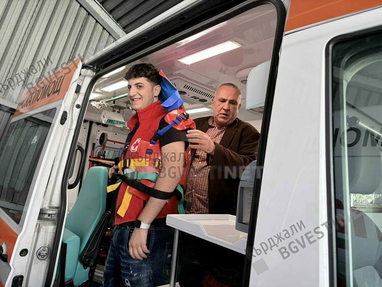 Доброволци от БМЧК се запознаха детайлно с дейността на Центъра за спешна медицинска помощ  