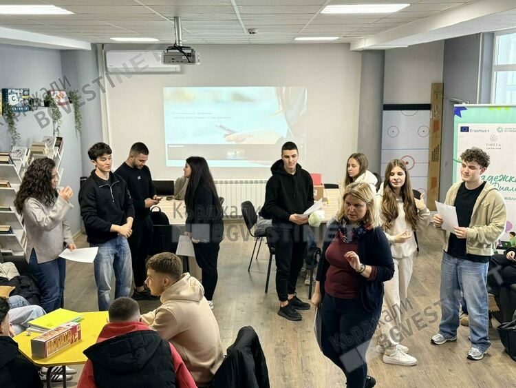 Младите от Кърджали учат как да разпознават фалшивите новини