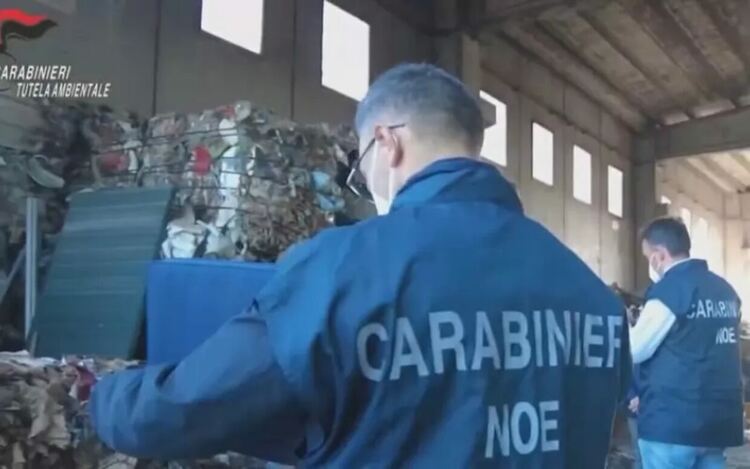Италиански карабинери описват открития опасен боклук, в чието нелегално извозване у нас са замесени петима българи.