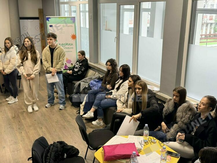 Младите от Кърджали учат как да разпознават фалшивите новини