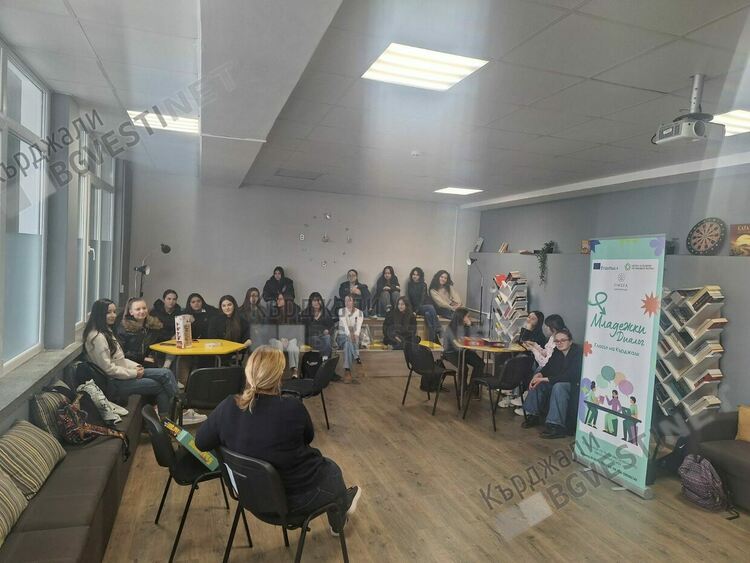 Младите от Кърджали учат как да разпознават фалшивите новини