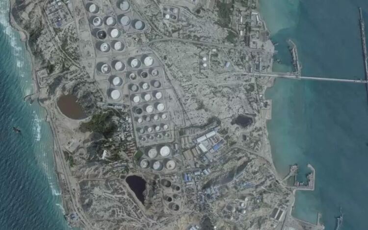 Израел атакува остров Харг