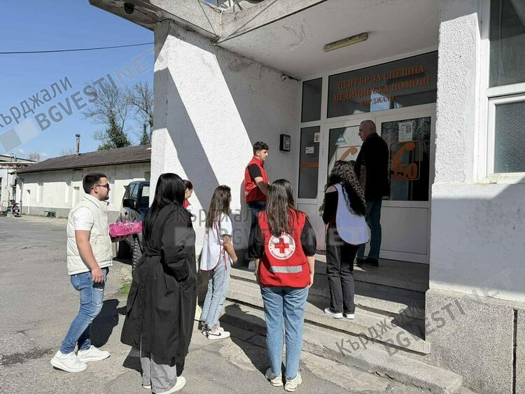 Доброволци от БМЧК се запознаха детайлно с дейността на Центъра за спешна медицинска помощ  