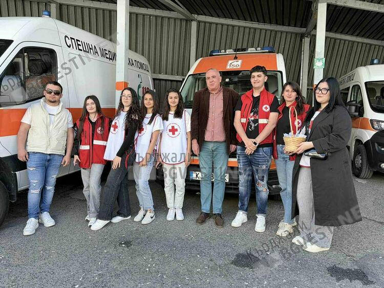 Доброволци от БМЧК се запознаха детайлно с дейността на Центъра за спешна медицинска помощ  