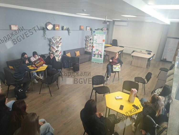 Младите от Кърджали учат как да разпознават фалшивите новини