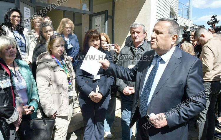 Министри провериха пункт за помощи в Хасково след сигнал за предизборна агитация